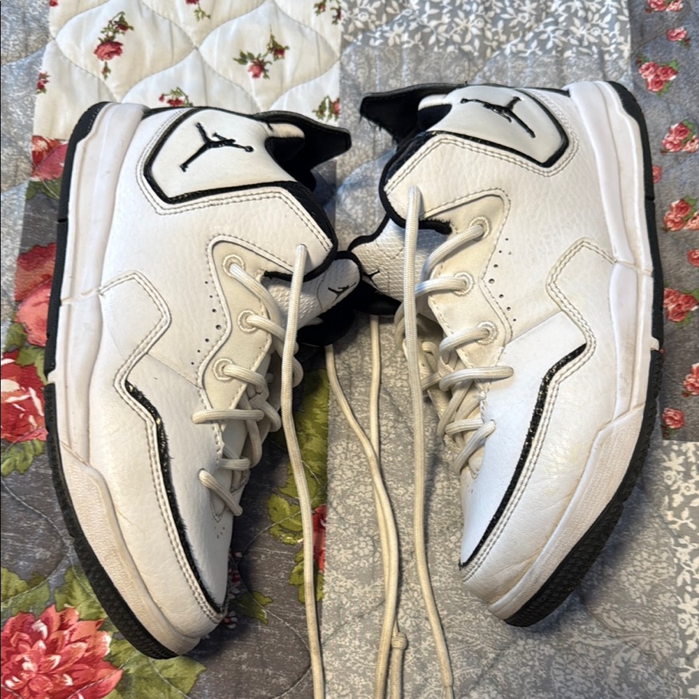 Nike White and Black Sneakers Classic Design - Picture 4 of 8